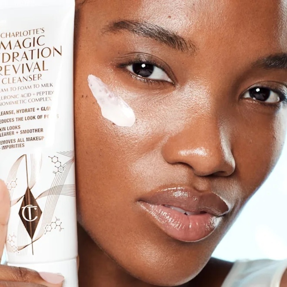 Charlotte Tilbury- Charlotte’s Magic Hydration Revival Cleanser - Picture 5 of 12